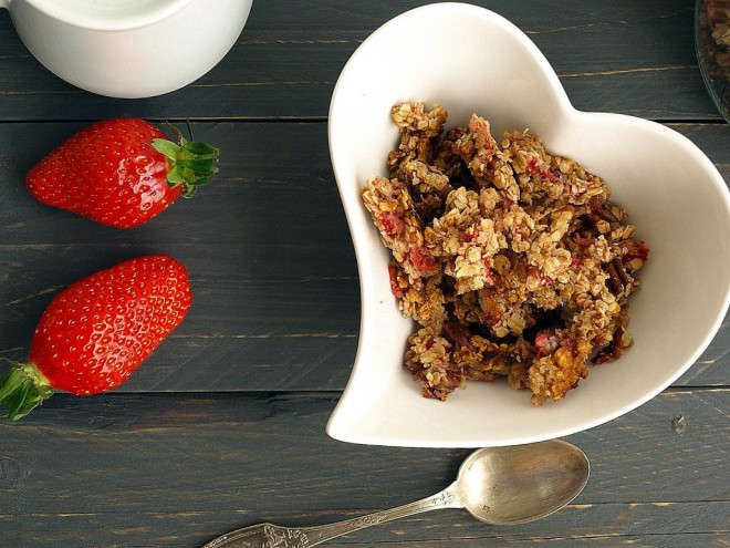Cuisiner des barres de céréales maisons : fraises - noix de pécan - sirop d'érable